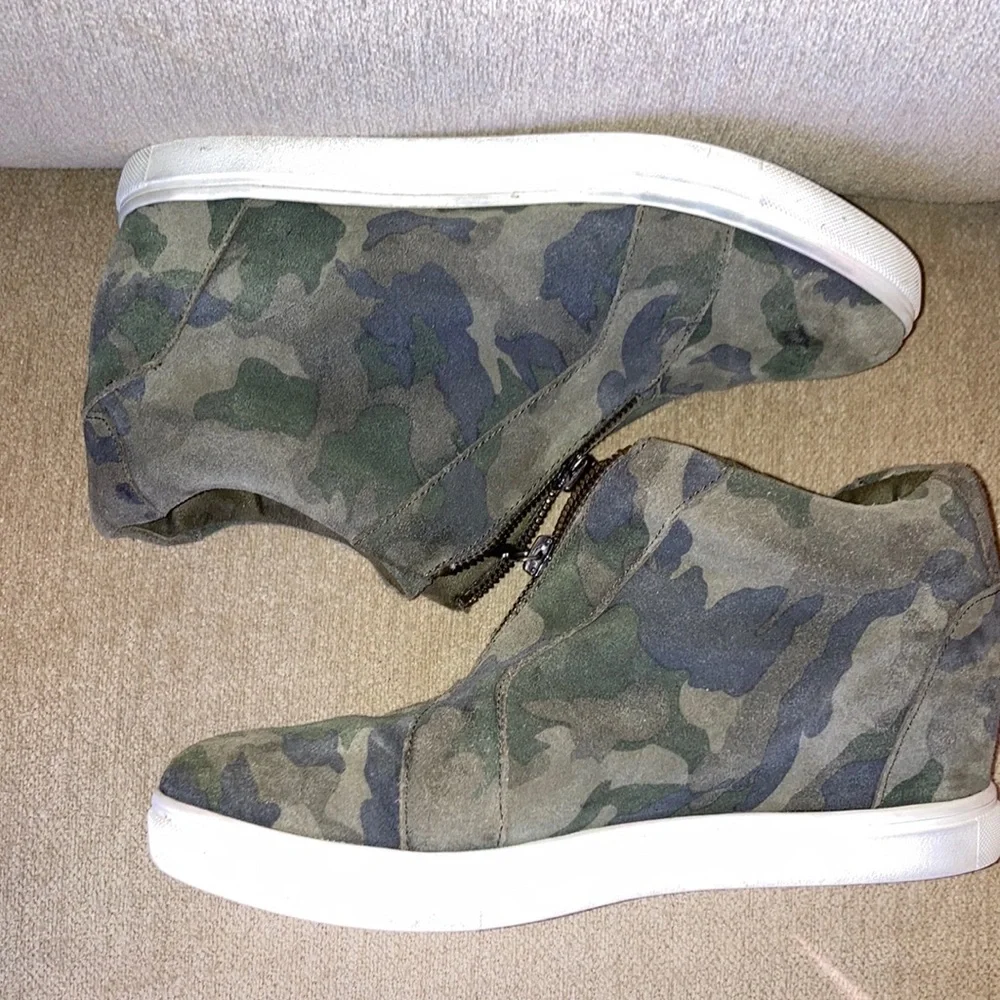 BLONDO Glenda Suede Camo Printed Waterproof Wedge Platform Sneakers Size 8.5